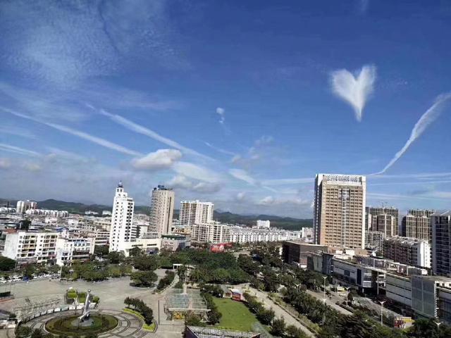 钦州心形云
