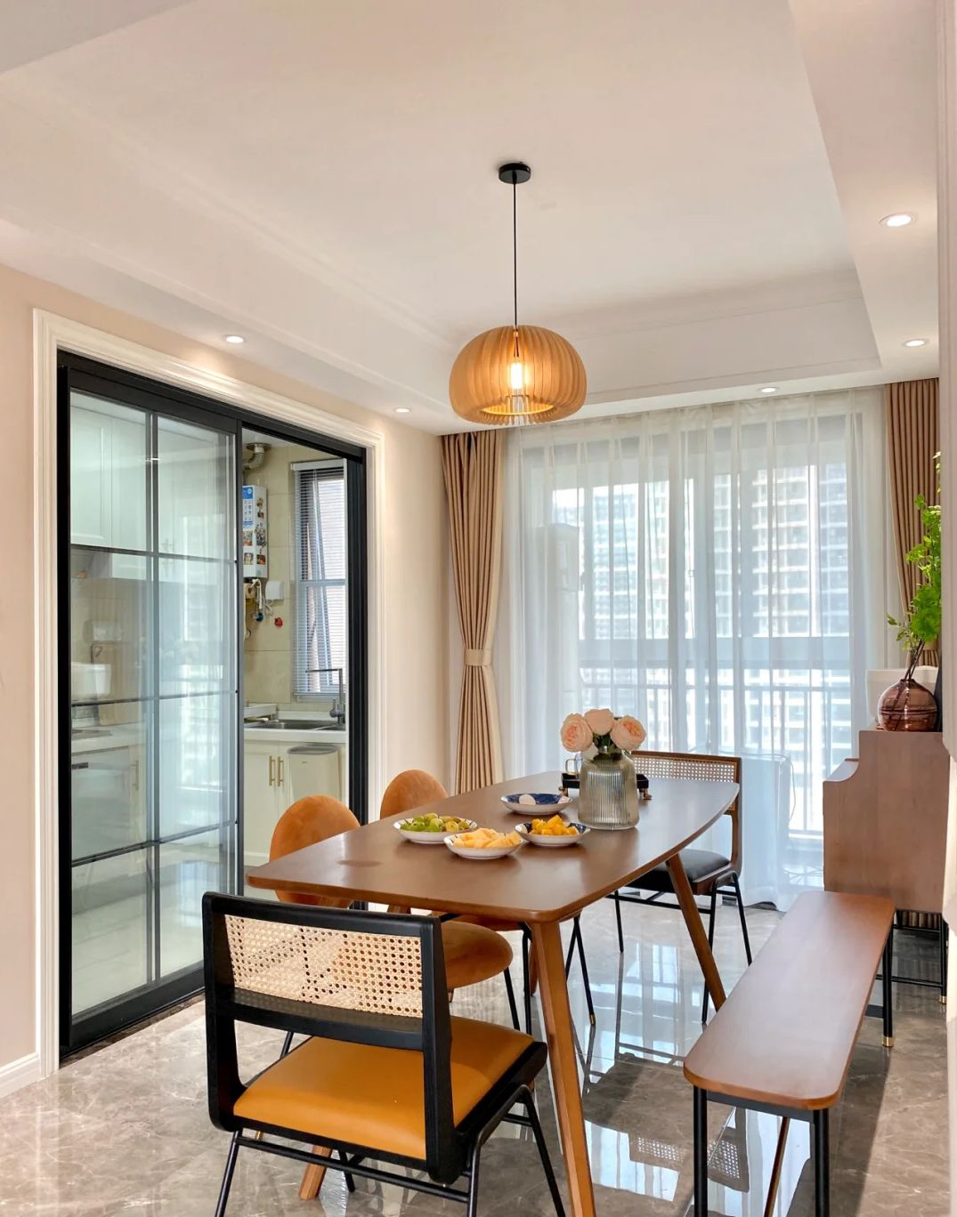餐厅：白色加棕色，浓淡相宜.jpg