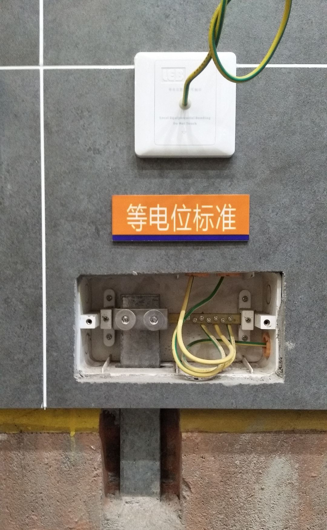 家用电线布局技巧9:平板电视留出散热空间.jpg